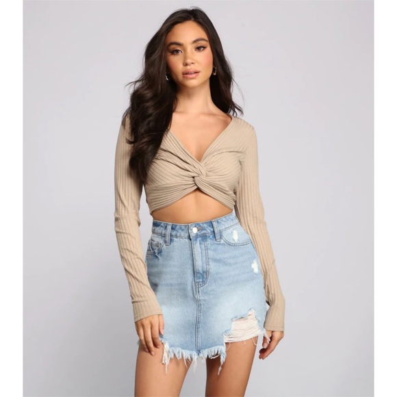 Twist Crop Top - Picture 3 of 6